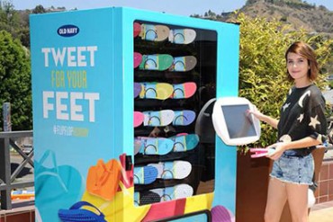 ビーチサンダルを無料でゲット！オールドネイビーのユニークな自動販売機