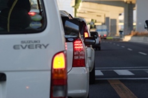 国交省は大都市を中心に高速道路の車線を増設する方針を固めた。東名高速では先行して2車線を3車線に増設。規制速度は60キロメートル毎時までだが、渋滞の回数は214回から18回にまで抑えることができた。