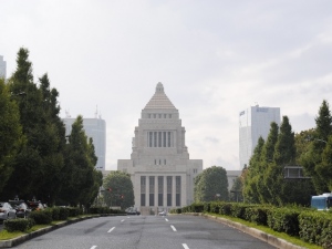 国会議員の仕事とは何だろうか。それは第一に国会に出席し、国の予算決めや法律づくりをすることである。それでは、国会議員がその「仕事」を休み続けた場合、私たちはそれを認めるべきなのだろうか。