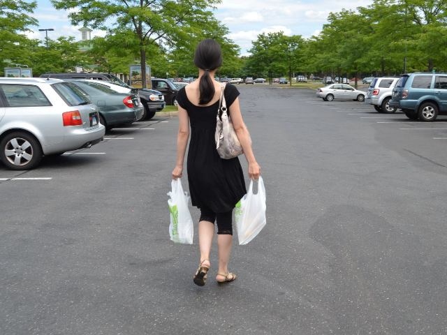 環境保護や石油資源の無駄使いを抑制するという観点から、レジ袋使用について有料化を認める意見が増加している。イオンのレジ袋辞退率は年々増加し2013年で67.8%。同年11月から、食品売り場のレジ袋が有料化された。