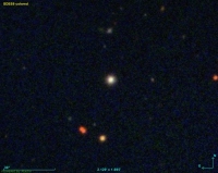今回発見された特異な元素組成をもつ星 SDSS J0018-0939 の可視光画像 (SDSS による)。この星は、くじら座の方向に、我々から 1000 光年ほどの距離にあり、太陽質量の半分程度という小質量星である(SDSS/国立天文台)