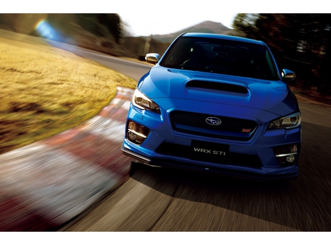 STI(スバル・テクニカ・インターナショナル)が監修するWRX STI。かつてのWRC(世界ラリー選手権)で大活躍したWRカーの名を受け継ぐスーパーセダンだ。ボディカラーは「WRブルー・パール」