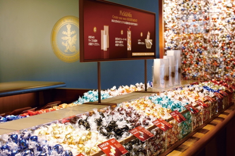 リンツショコラカフェ名古屋ラシック店は、「ピック＆ミックス」の拡張を記念して、9月5日から3日間限定でチョコレートの詰め放題を実施する。