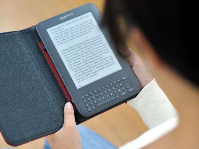 スマートフォンやタブレットの普及に伴い、電子書籍を利用する人が増えているようだ。マイボイスコムによる「電子書籍」に関する調査では利用者が前回調査時15.5%から20.0%に増加した。利用端末にはスマホが1位に挙げられている。