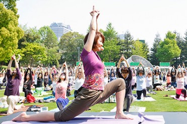 東京ミッドタウンで「MIDTOWN RELAX PARK」開催 - 芝生の上でヨガやお酒を満喫