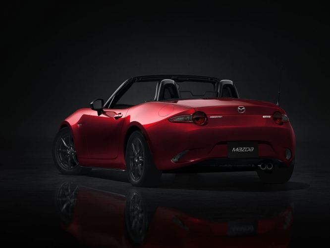 マツダは、来年発売予定のオープンカー「ロードスター」の新型のデザインを初公開した。