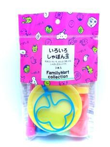 ファミリーマートは、同社が展開するプライベートブランド（PB）「FamilyMart collection」から「お風呂で遊べるおり紙」と「いろいろしゃぼん玉」を発売する。