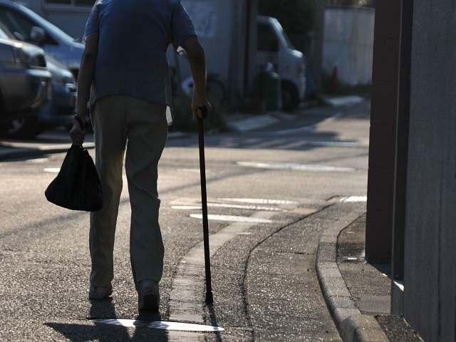 介護労働安定センターの介護労働実態調査で2013年度の職員の離職率が16.6%であることが分かった。12年度より0.4%減少。しかし、同年度の全産業平均の14.8%年よりは以前高い数字となっている。人材の定着と人材獲得の2つが介護業界の抱える問題だ。