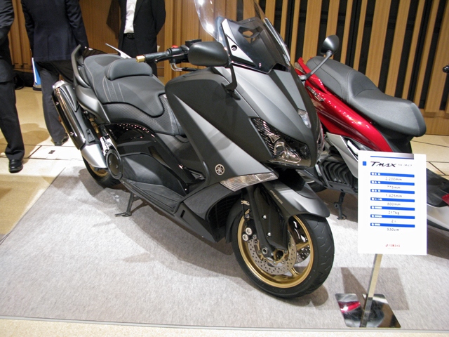 ヤマハTMAX530。1台のバイクで通勤から週末のタンデム(ふたり乗り)ツーリングまで楽しんでしまう欧州のライフスタイルにあわせた530ccの大型コミューター。160万円という高価なバイクだが、EU圏で圧倒的なシェアを誇る。