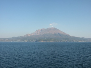 鹿児島には桜島を筆頭に非常に多くの火山地帯が存在する。川内原発の近くには阿蘇カルデラや姶良カルデラなどがあり、超巨大噴火があれば火砕流は原発敷地内にも到達するという意見もある。噴火のサイクル予知も難しく、規制委の見解には疑問が残る。