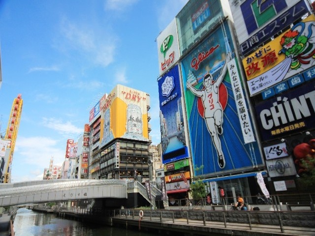 大阪都構想がまた動き出す。9月2日、大阪の法定協議会から提出された大阪都構想の協定書案について、新藤総務大臣は、内容に法令上の問題がないとした意見書を法定協議会の浅田会長に渡した。さらに、地元の議会で対立が続くため、関係者間の議論を促す助言書も同時に渡した。