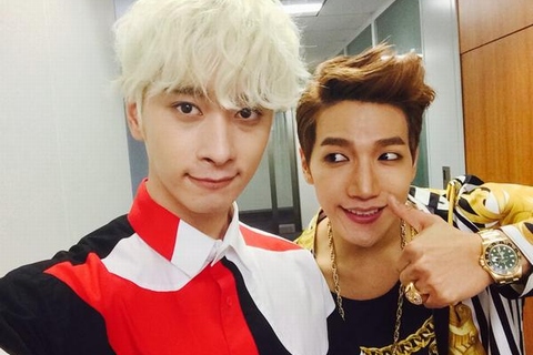 2PMのチャンソンが、同じく2PMメンバーJun.Kとの微笑ましいツーショット写真を公開し、ファンの視線をとらえている。写真：チャンソンのツイッター