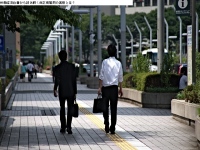 2014年版の労働経済白書によると、非正規社員から社員になった人の割合が25～34歳で最多であることが分かった。同調査結果によると、35～44歳では22.8%、45～55歳で17.8%と年齢が上がるごとに低下していく傾向がある。