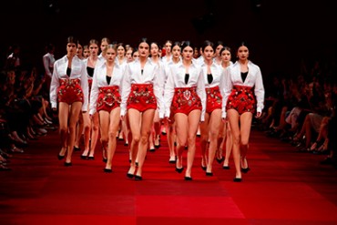 ドルチェ＆ガッバーナ 2015年春夏コレクション - 情熱の“赤”に染まる、スペイン統治下のシチリア