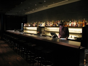 アサヒビールは、9月25日から10月13日までの期間限定で、「JACK HONEY MILK BAR@TUSK」を東京・六本木ヒルズで展開する。Bar「TUSK」は、6月にオープンしたばかりのFLEETWOOD MACにインスパイアされたという新しい店。大人なインテリアがいい。元、ハートランドBarがあった場所と言えば分かりやすいか。ここを期間中「ジャックダニエル」で埋め尽くす アサヒビールは、9月25日から10月13日までの期間限定で、「JACK HONEY MILK BAR@TUSK」を東京・六本木ヒルズで展開する。Bar「TUSK」は、6月にオープンしたばかりのFLEETWOOD MACにインスパイアされたという新しい店。大人なインテリアがいい。元、ハートランドBarがあった場所と言えば分かりやすいか。ここを期間中「ジャックダニエル」で埋め尽くす