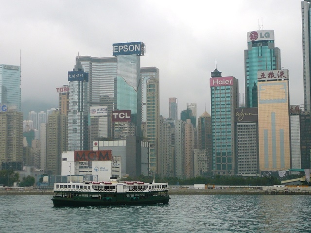 香港は、現在中国共産党下で限定的な自治を行っている「一国二制度」状態。将来的により民主的な自治が行われることが、若い世代を中心に強く望まれている。大学生を中心に起きている民主化デモの動きは、さらに下の世代の中高生、そして上の世代にも波及していっている。
