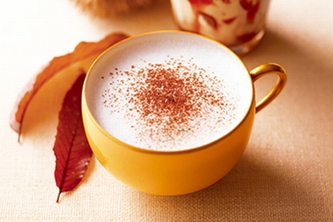ドトールコーヒーが10月9日に発売する秋の新作ドリンク「マロン・ラテ～焦がしカラメルソース～」