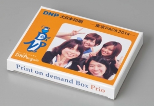 大日本印刷（DNP）が開発した、菓子や飲料などの商品のパッケージなどに好きな写真や文字などをその場で印刷できる自動販売機「Prio（プリオ）」