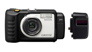 リコーインダストリアルソリューションズが11月中旬に発売するデジタルカメラ「RICOH G800SE」。Wi-Fi接続でスマートフォンなどの機器から遠隔操作できる（写真：同社発表資料より）