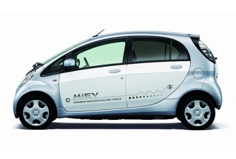 三菱自動車が一部改良して発売した電気自動車（EV）の「i-MiEV（アイミーブ）」（写真提供：三菱自動車）