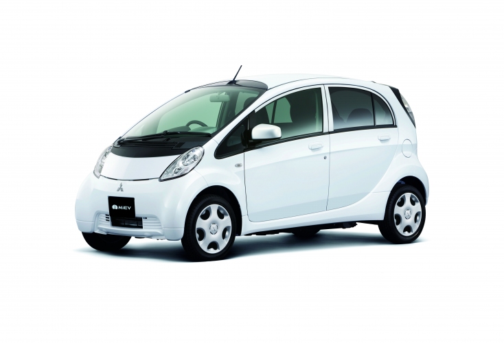 三菱自動車が一部改良して発売した電気自動車（EV）の「i-MiEV（アイミーブ）」（写真提供：三菱自動車）