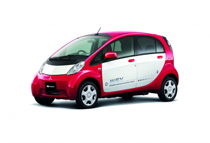 三菱自動車が一部改良して発売した電気自動車（EV）の「i-MiEV（アイミーブ）」（写真提供：三菱自動車）