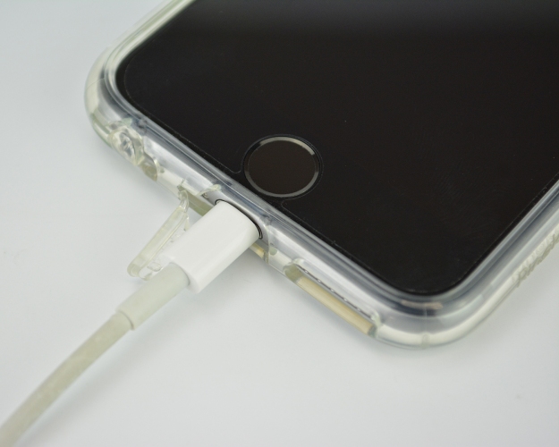 スペックコンピュータは、“凛としたオーラで包み込む”というクリアな透明感が特徴のiPhone6・iPhone6Plus用ケース『Ringke Fusion』を10月下旬に発売する。