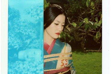 荒木経惟、数百点にも及ぶインスタントフィルム写真展「結界」開催