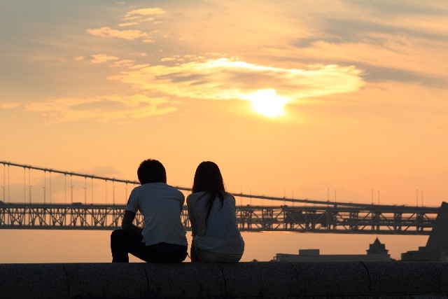 派遣や契約での働きを進めるこの動きに、耳当たりの良い言葉で若者を食いつぶすという声も上がっている。だが、労働基準法が遵守されなかったり、長時間労働が当たり前となっている企業が数多くある昨今。若者の選択肢が増えることに好感の声が上がっているのも確か。