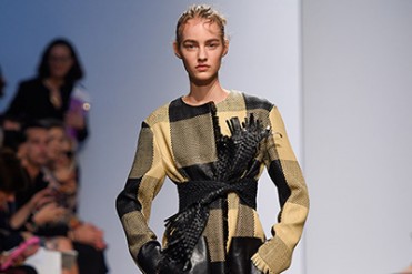 スポーツマックス 2015年春夏コレクション - チェックや結び目で描き出す、アーティな大人の夏