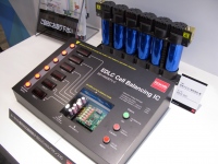 ロームが発表したセルバランスICはEDLC(電気二重層キャパシタ)の安定化を担う。写真でブルーの部分がキャパシタで日本ケミコン製だ