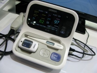 日本で初めて血圧や体温、SpO2(動脈血酸素飽和度)などの測定バイタルデータを電子カルテに自動転送する「HBP-1600」。その進化は止まらない