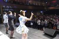 AKB48の北原里英が10年ぶりにリニューアルされるANAの客室乗務員の新制服、加藤玲奈がリニューアル前のANAの客室乗務員の現制服、小嶋菜月はAKB48の衣装を着て登場した。