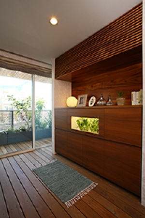 住友林業は、家具組み込み型密閉式屋内菜園システム「インテリアファーム」を18日から発売する。
