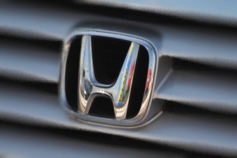 リコール報道のホンダ＜７２６７＞（東１・売買単位１００株）は、全般相場高に逆行して７２円安の３２９３円と大きく下げている。