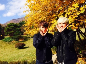 SUPER JUNIORのドンヘ＆ウニョクが紅葉狩りに出掛けた記念写真を公開した。写真：ドンヘのツイッター