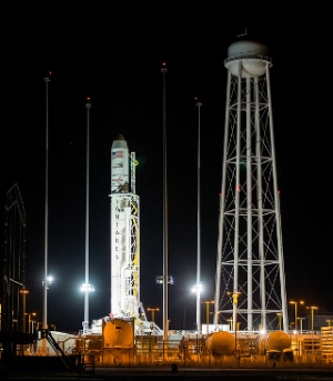 アンタレス・ロケット、発射台へ　27日にシグナス補給船を打ち上げ（Image credit: NASA）