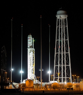 アンタレス・ロケット、発射台へ　27日にシグナス補給船を打ち上げ（Image credit: NASA）