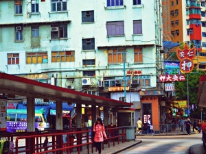 1997年に香港が英国から中国に返還された際、「将来的に普通選挙を導入し行政官を選べるようにする事」が条件に盛り込まれていた。2017年の選挙は、形式上は全有権者による普通選挙となるが、このままでは投票はできても立候補者は中国によって制限される歪なものとなってしまう。 1997年に香港が英国から中国に返還された際、「将来的に普通選挙を導入し行政官を選べるようにする事」が条件に盛り込まれていた。2017年の選挙は、形式上は全有権者による普通選挙となるが、このままでは投票はできても立候補者は中国によって制限される歪なものとなってしまう。