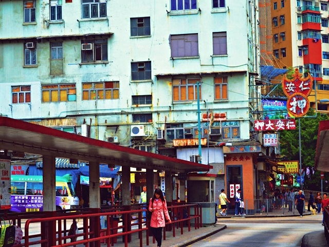 1997年に香港が英国から中国に返還された際、「将来的に普通選挙を導入し行政官を選べるようにする事」が条件に盛り込まれていた。2017年の選挙は、形式上は全有権者による普通選挙となるが、このままでは投票はできても立候補者は中国によって制限される歪なものとなってしまう。