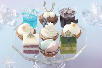 銀座コージーコーナーは、「アナと雪の女王」のデザインを取り入れたスイーツ5品を11月1日から12月16日の期間限定で販売する。