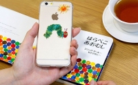 絵本の世界をそのまま表現する『[iPhone 6/iPhone6 plus専用] はらぺこあおむしケース』