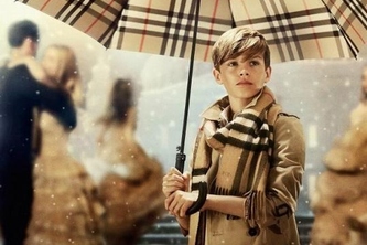 デビッド&ヴィクトリア・ベッカムの次男、ロメオ・ベッカムが「バーバリー(Burberry)」のキャンペーンに再登場