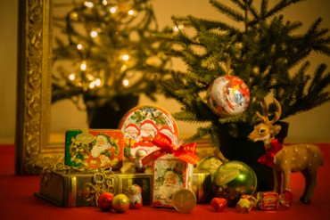 カファレルからクリスマス限定コレクションが登場 - ツリーの飾りにもなるオーナメント缶など