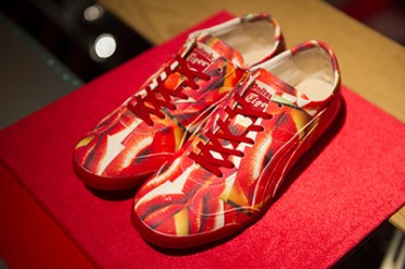 オニツカタイガー×蜷川実花、唇柄をコラージュしたシューズやアウターが登場