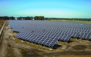 グリーン・コミュニティの実現を目指し国内外でメガソーラー発電所の開発を進めている日本アジアグループ＜３７５１＞（東マ）傘下のＪＡＧ国際エナジーは、このたび「中札内Ⅱソーラーウェイ」を完成させ、竣工式を行った。