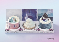 銀座コージーコーナーは、「アナと雪の女王」の世界観をイメージした新作スイーツ『“アナと雪の女王”ストーリーセット』を期間限定で販売する。©Disney