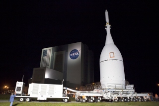 オリオン宇宙船試験機、ロケットが待つ発射台へ移動　12月4日打ち上げへ（Image credit: NASA/Frankie Martin）
