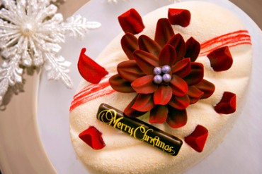 カファレルが贈るクリスマスケーキ - 雪原に咲く深紅の花をイメージしたケーキなど
