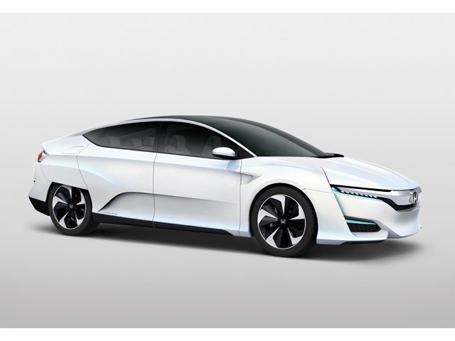 世界初公開されたホンダの新型燃料電池車「Honda FCV CONCEPT」、発売は2015年度中だから遅くても2016年3月までには発売となる。スペック&諸元はまったく分からないがアコード並みの全幅で全長は長く見える